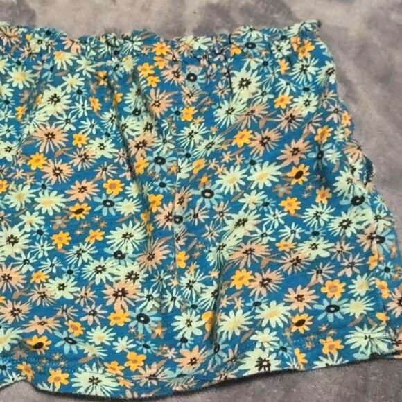 Shorts - Picture 9 of 10